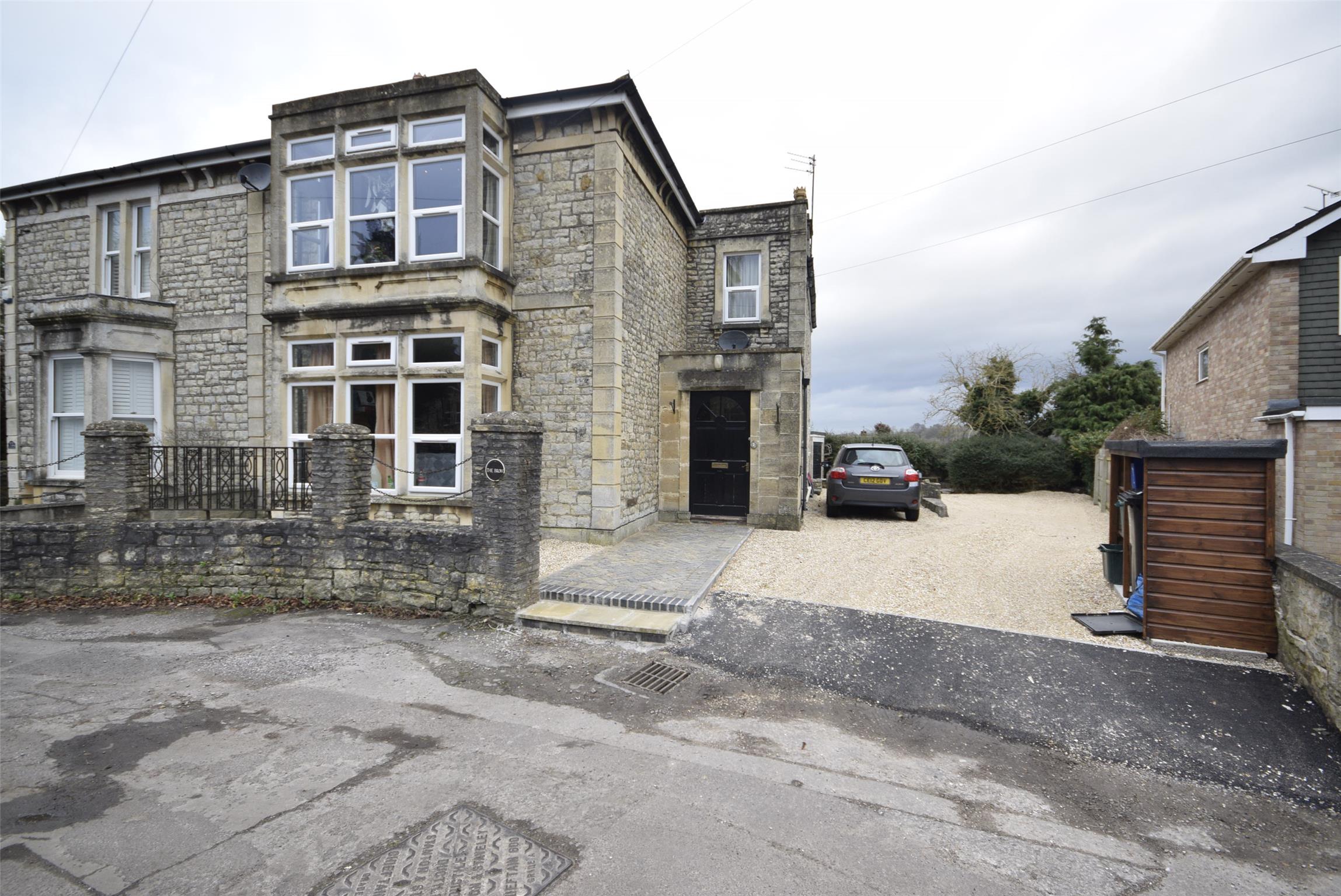 Flat Priory Road in Keynsham