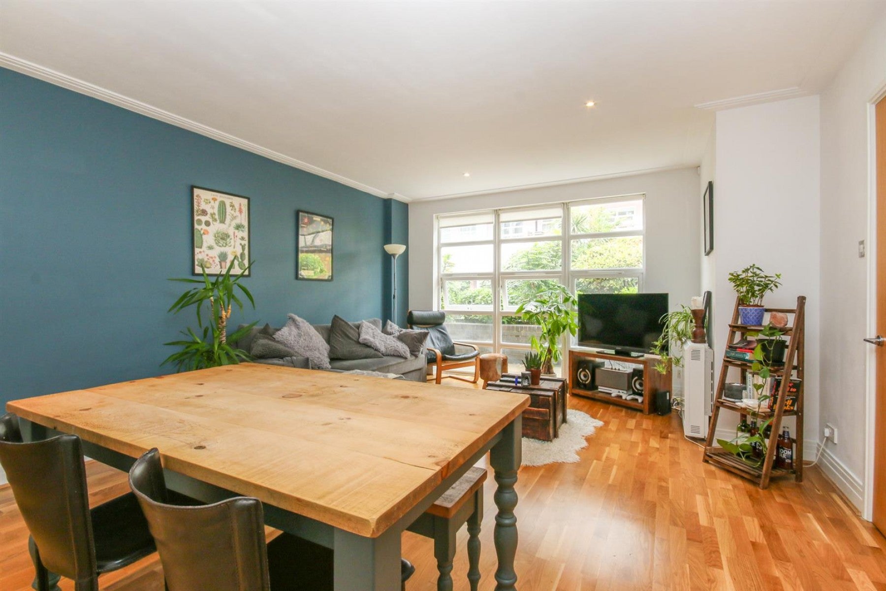 Flat Drayton Park in Greater London