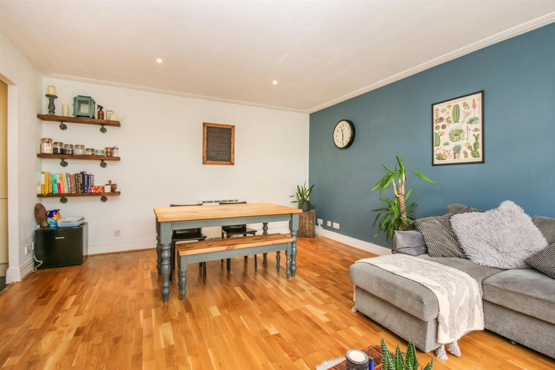 Flat Drayton Park in Greater London