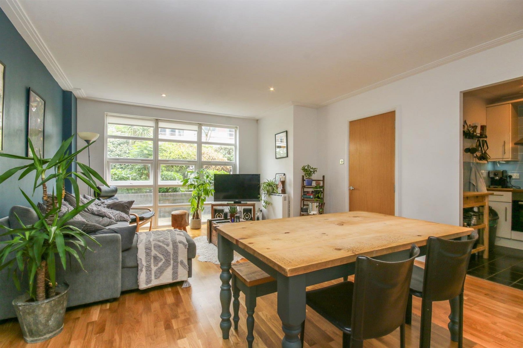 Flat Drayton Park in Greater London