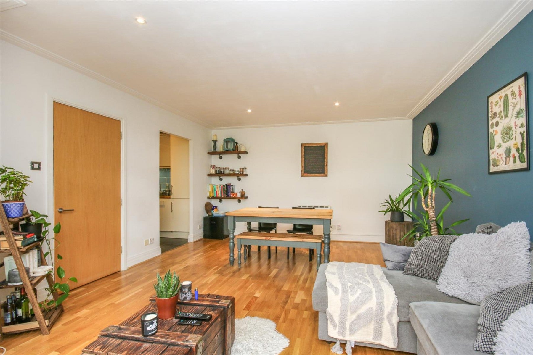 Flat Drayton Park in Greater London