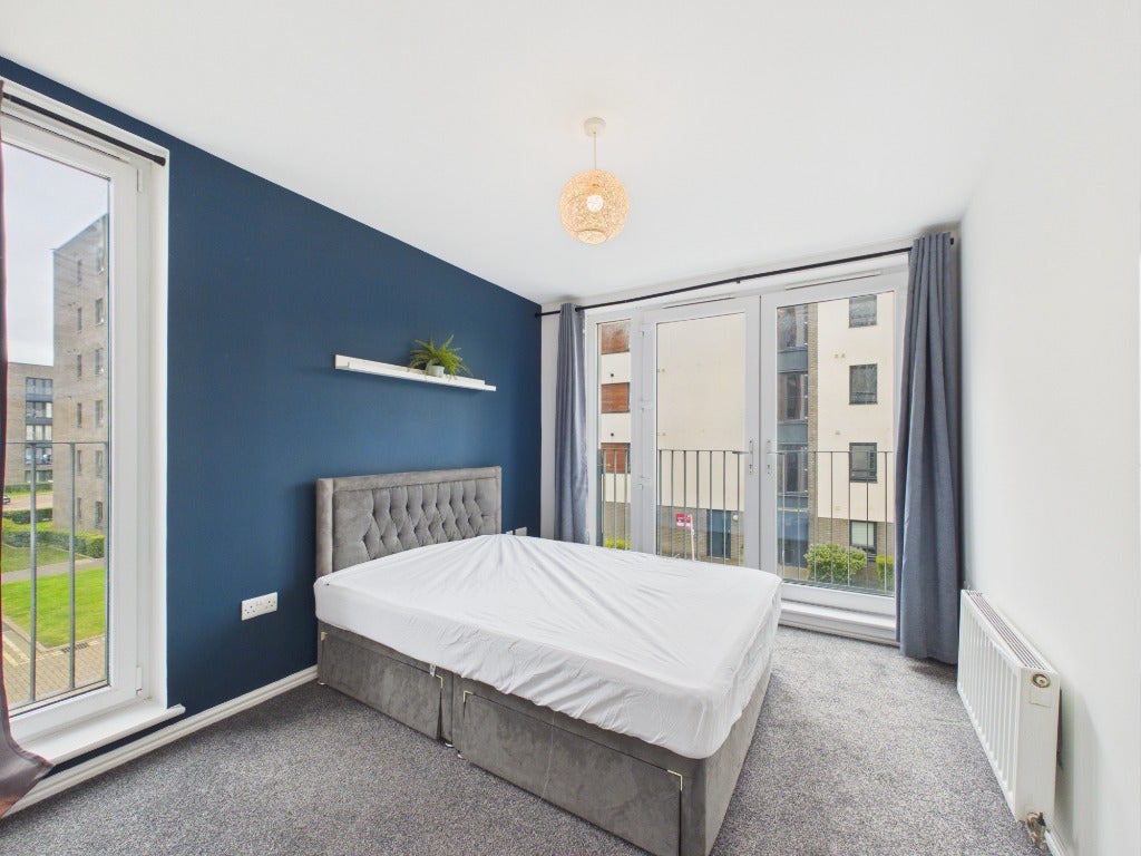 Flat Royston Mains Crescent in City of Edinburgh