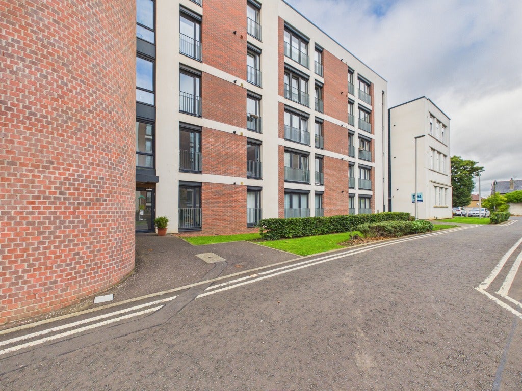 Flat Royston Mains Crescent in City of Edinburgh