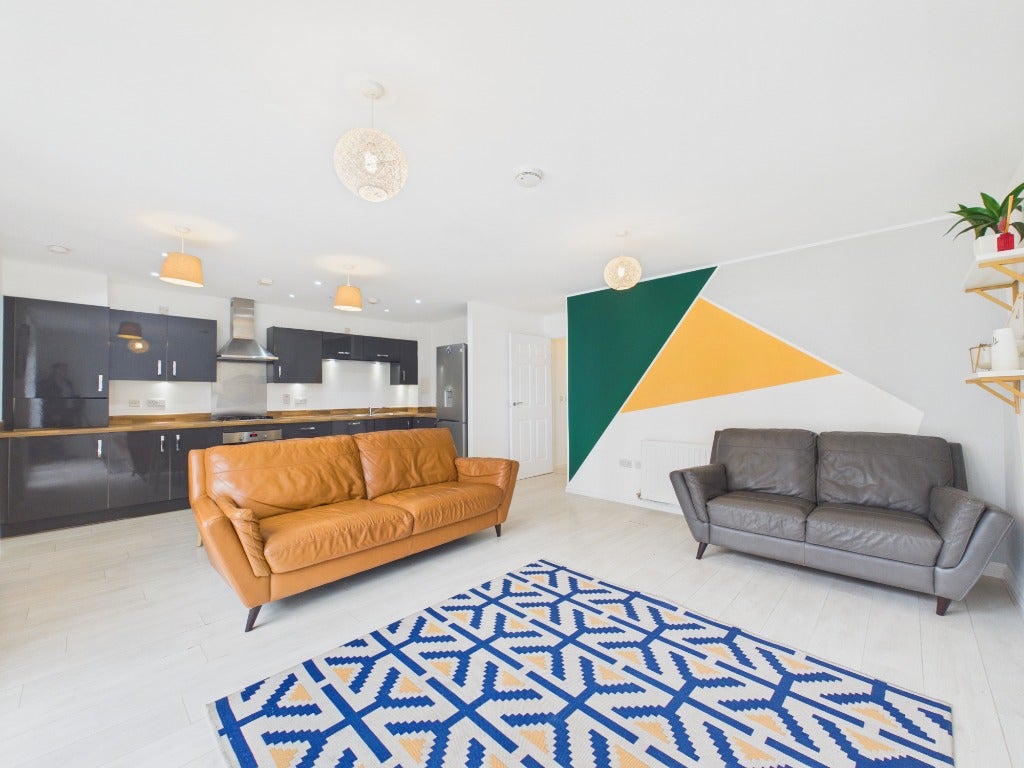 Flat Royston Mains Crescent in City of Edinburgh