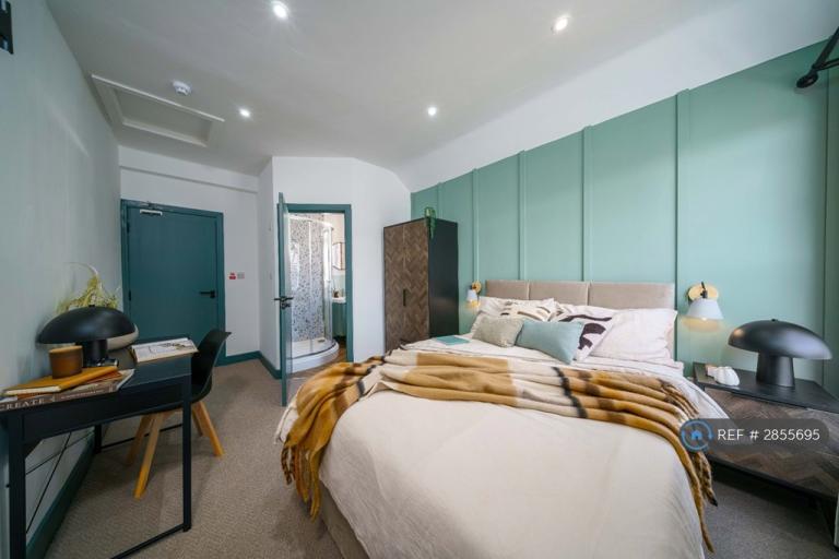 Room Grange Avenue in Warrington