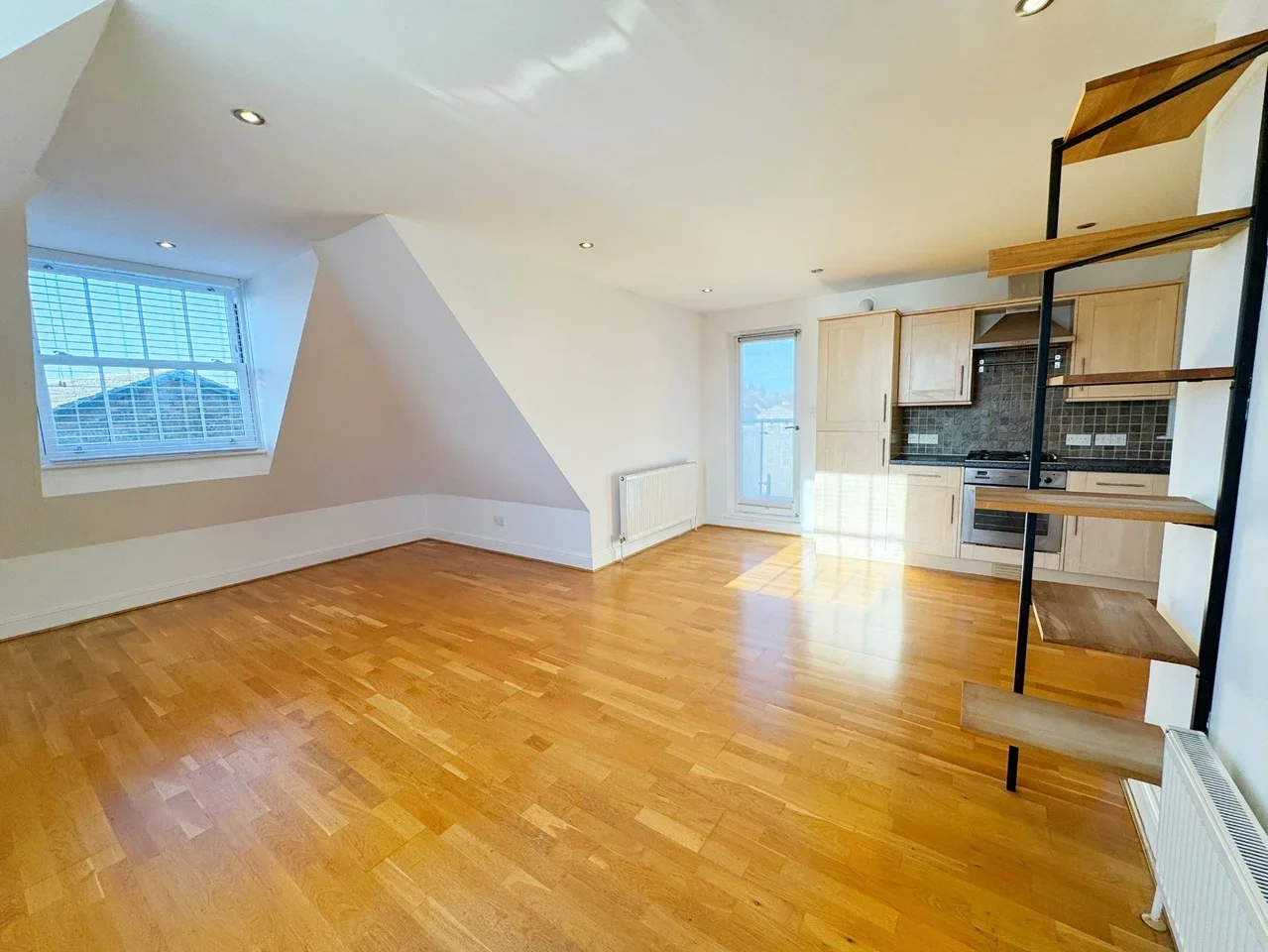 Flat Streatham High Road in Greater London