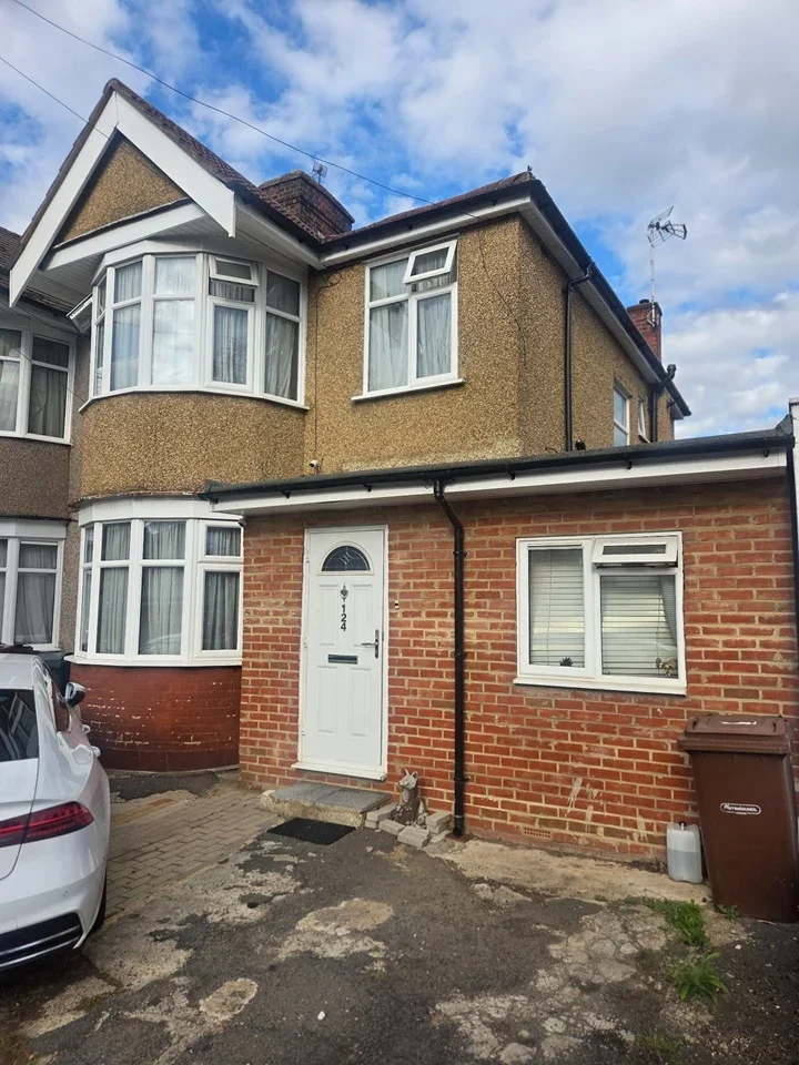Flat Kenton Lane in Greater London