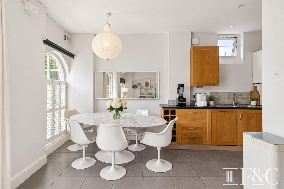 Flat Castelnau in Greater London