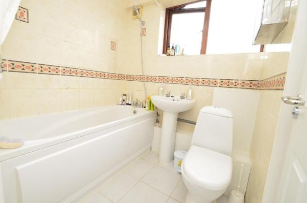 Room Cumberland Road in Greater London
