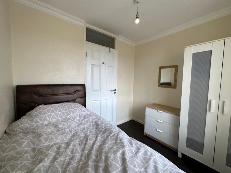 Room Cumberland Road in Greater London