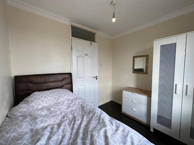 Room Cumberland Road in Greater London