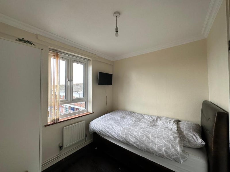Room Cumberland Road in Greater London