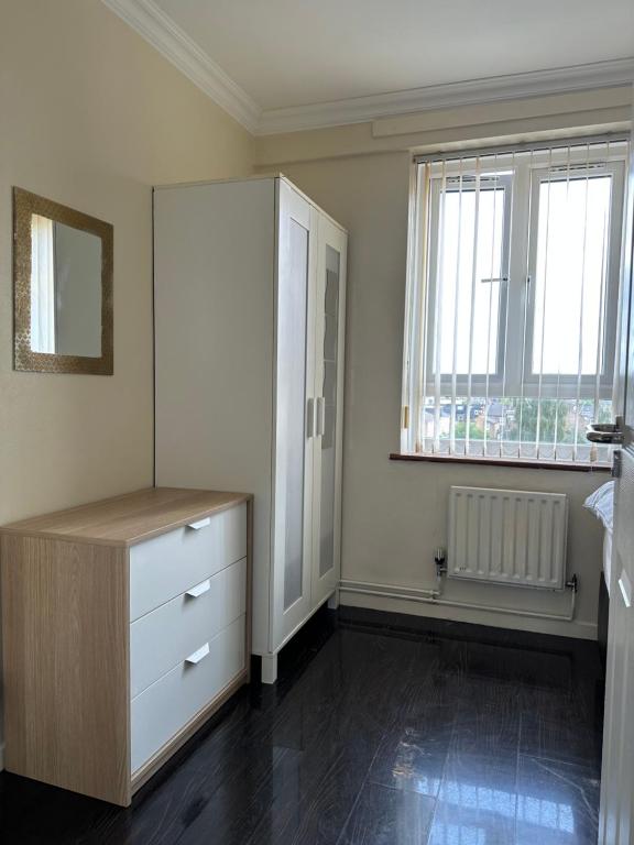 Room Cumberland Road in Greater London