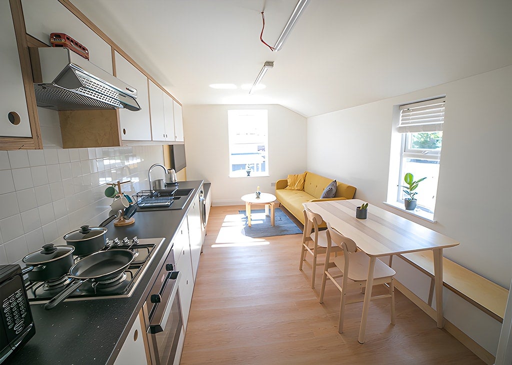 Room West Green Road in Greater London