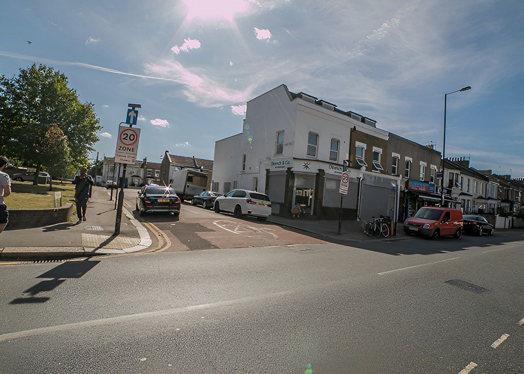 Room West Green Road in Greater London