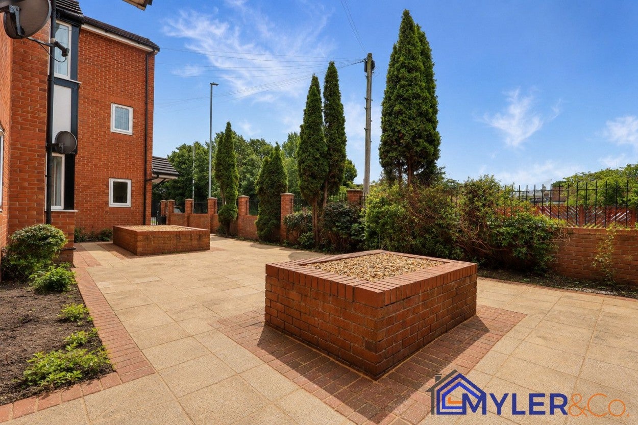 Flat Cherrysutton in Widnes