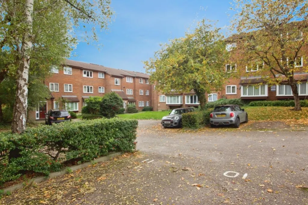 Flat Greenway Close in Greater London
