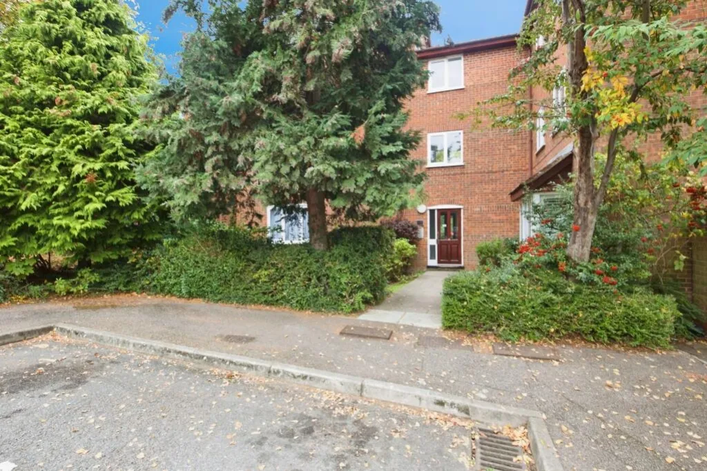 Flat Greenway Close in Greater London