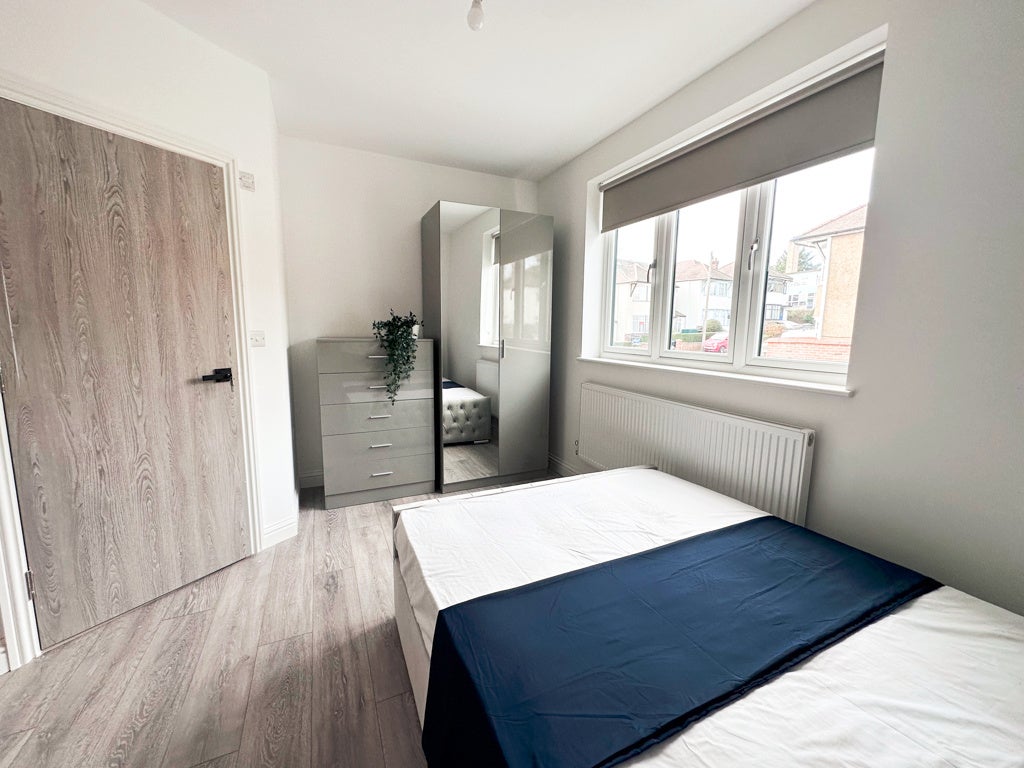 Room Dollis Hill Avenue in Greater London