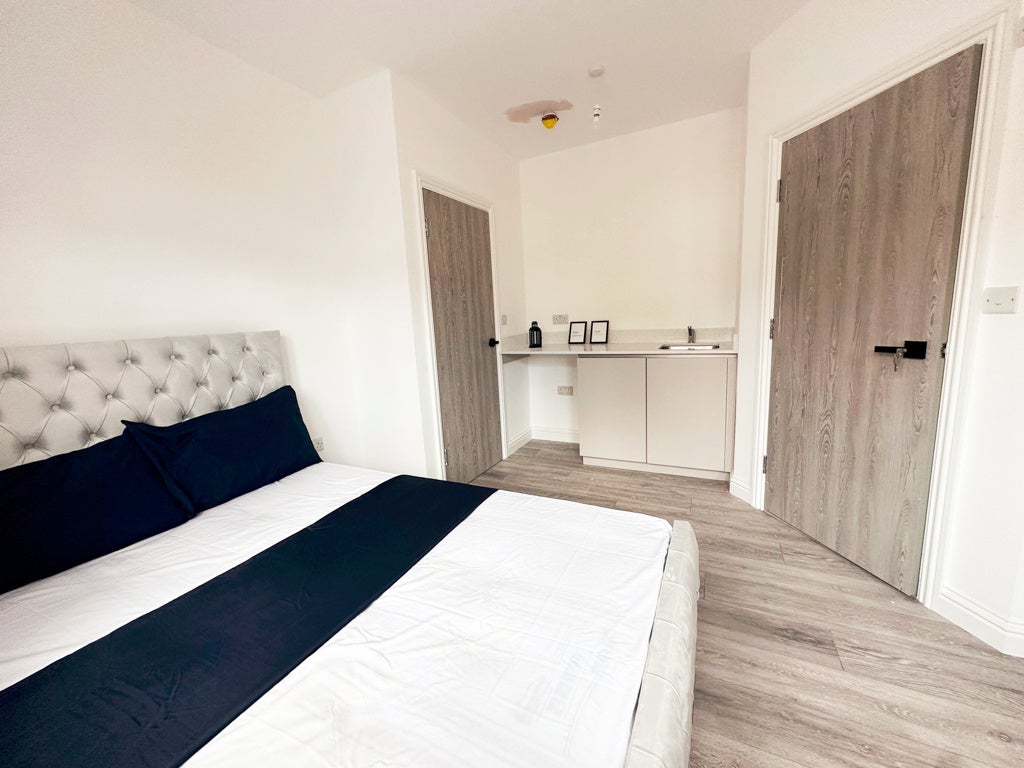 Room Dollis Hill Avenue in Greater London