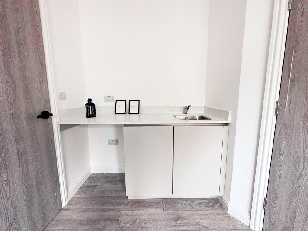 Room Dollis Hill Avenue in Greater London