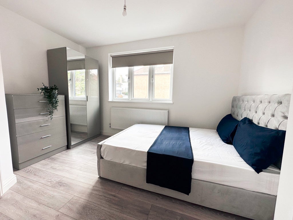 Room Dollis Hill Avenue in Greater London