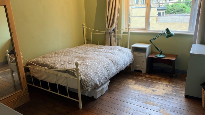 Flat Crownstone Road in Greater London