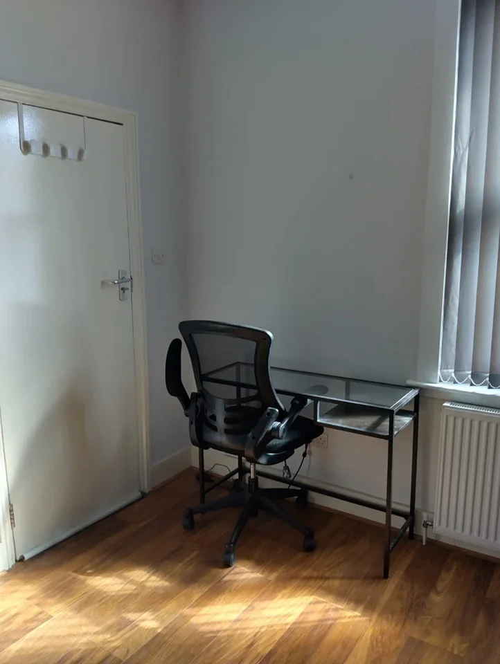 Room Layton Road in Greater London