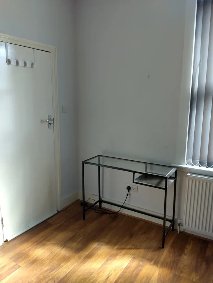 Room Layton Road in Greater London