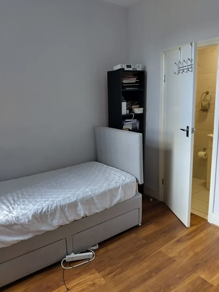 Room Layton Road in Greater London