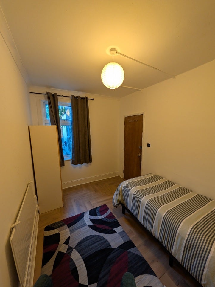 Room Fortescue Road in Greater London