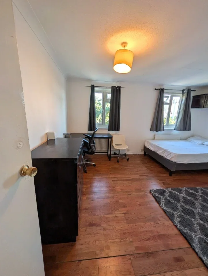 Room Fortescue Road in Greater London