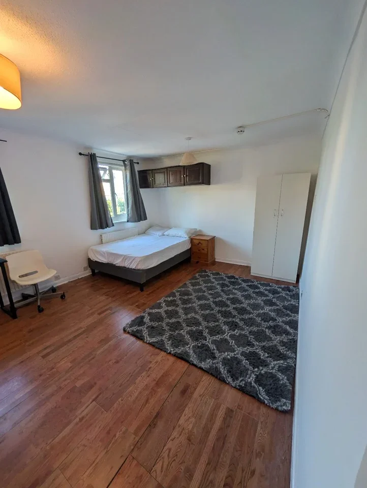 Room Fortescue Road in Greater London