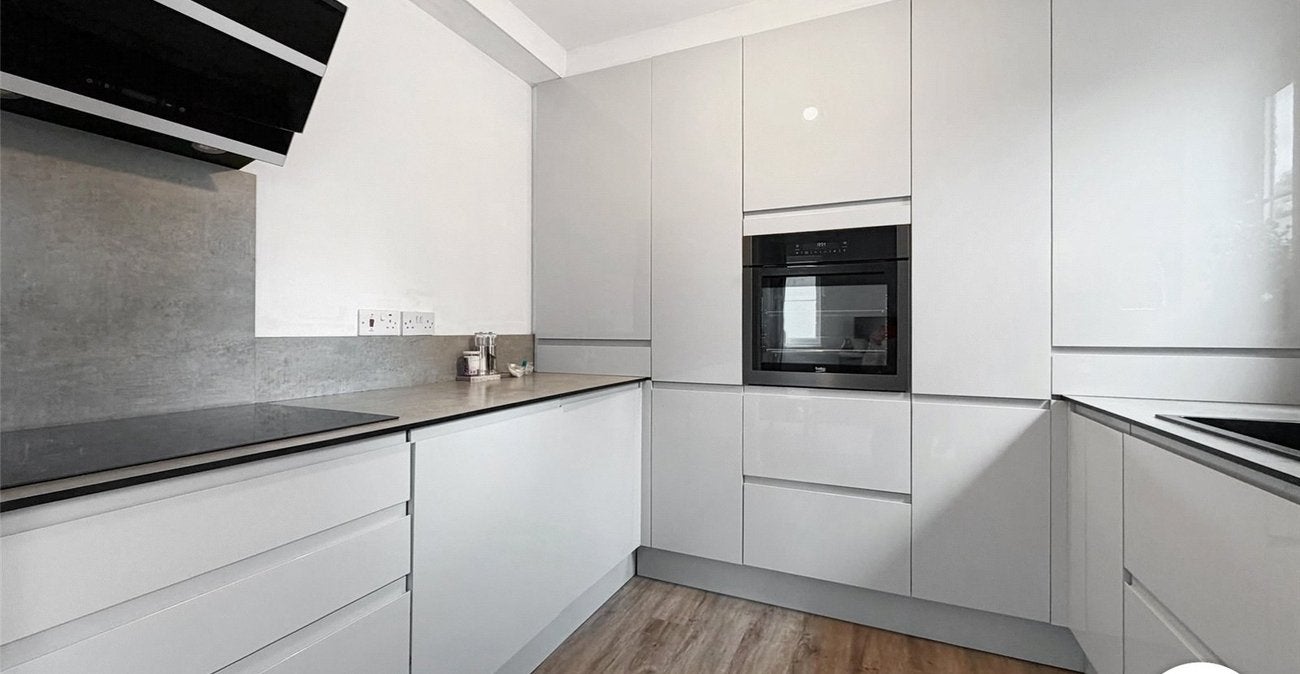 Flat Glyndon Road in Greater London