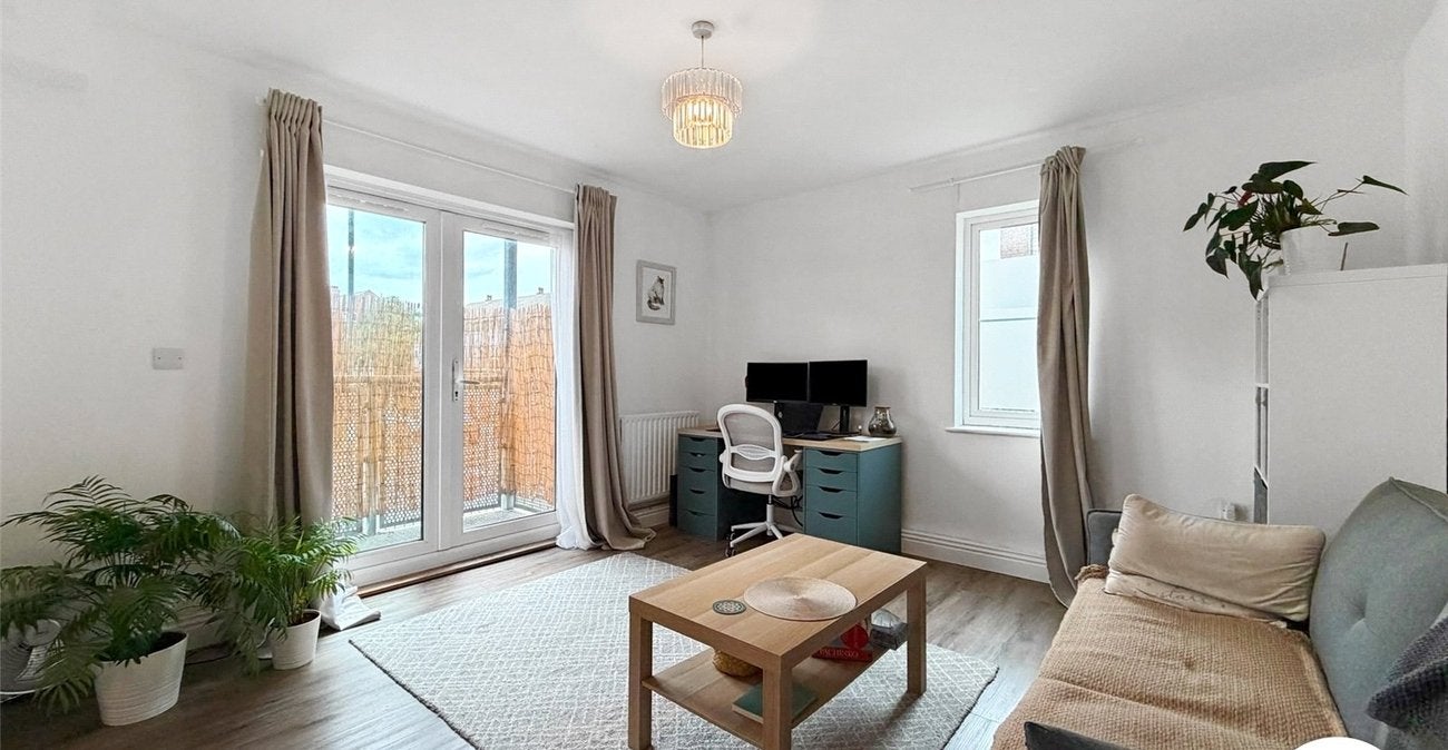 Flat Glyndon Road in Greater London
