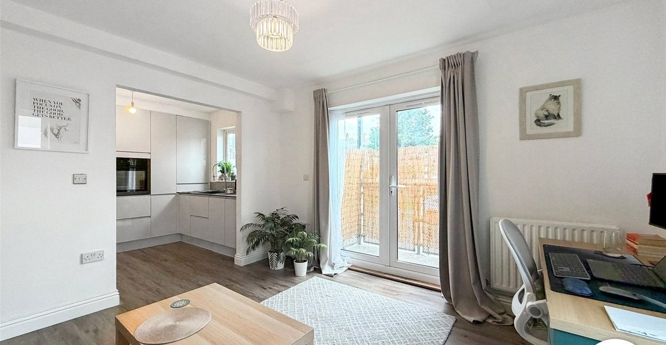 Flat Glyndon Road in Greater London