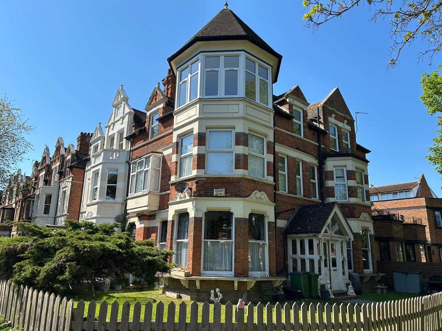 Flat Bouverie Road West in Folkestone and Hythe District