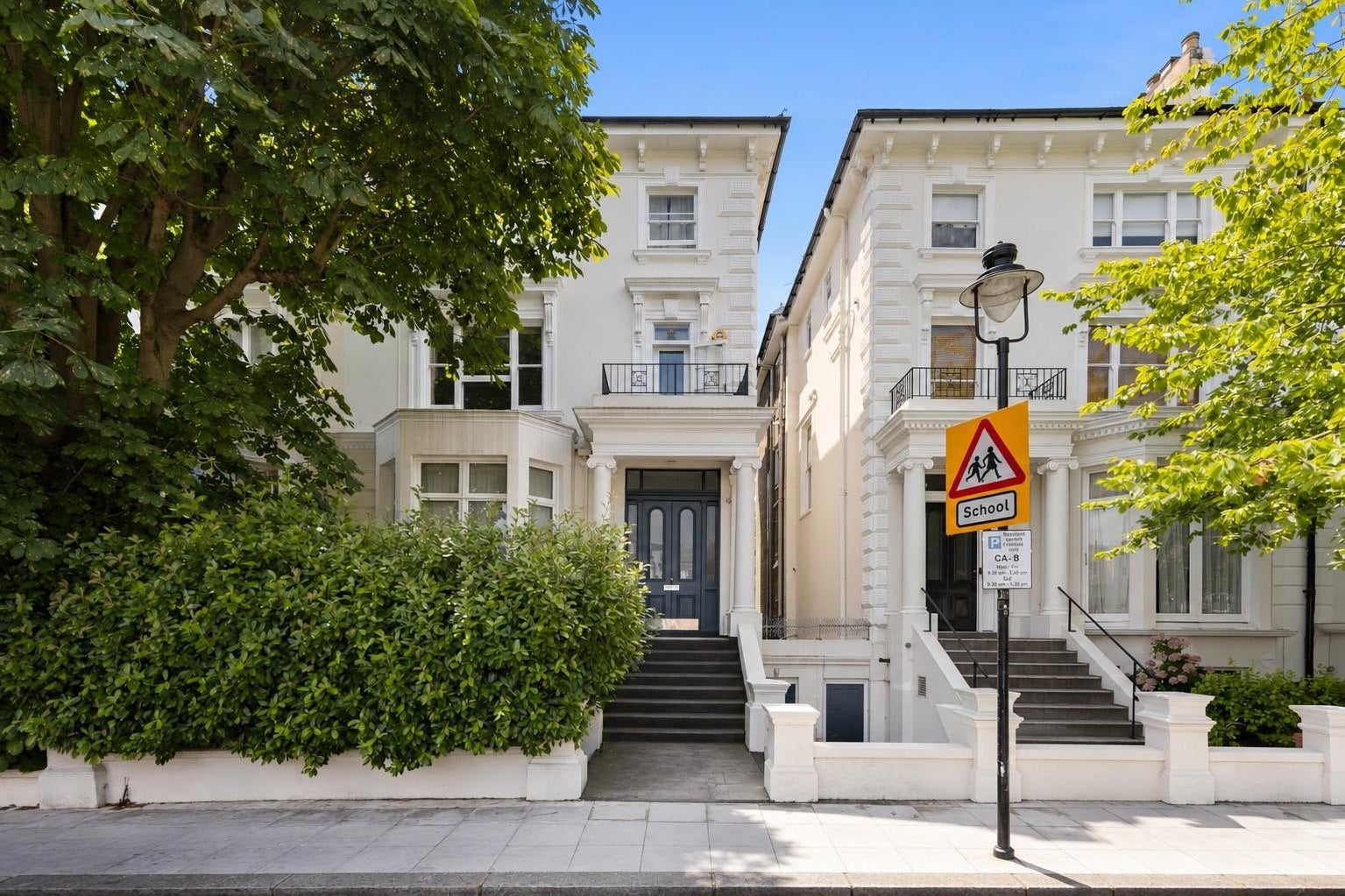 Flat Belsize Square in Greater London