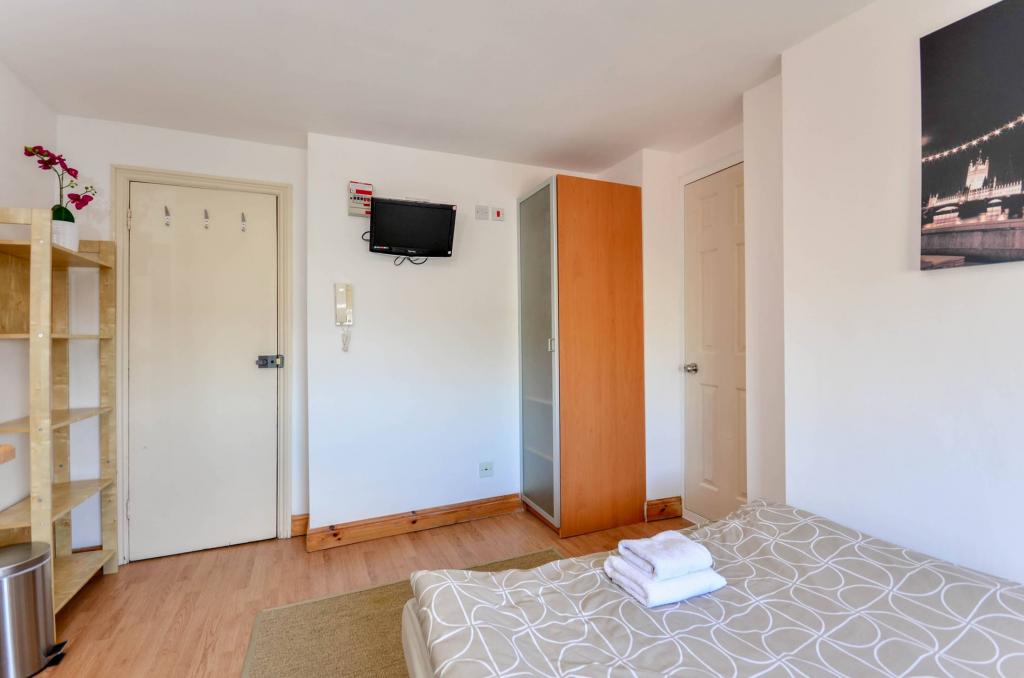 Room West Cromwell Road in Greater London