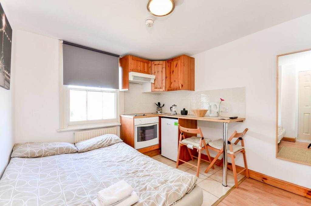 Room West Cromwell Road in Greater London