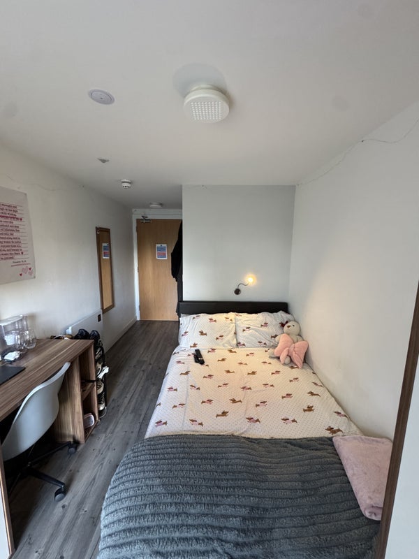 Room Servia Road in Leeds