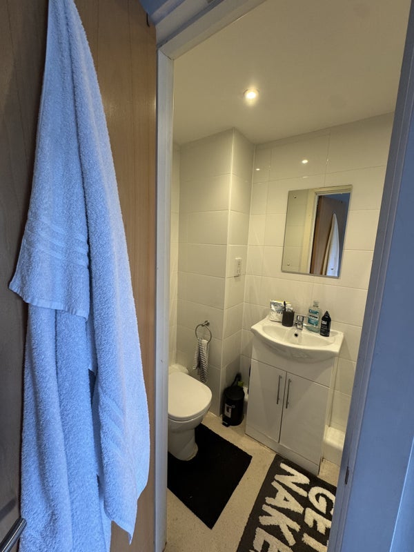 Room Servia Road in Leeds