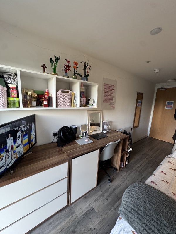 Room Servia Road in Leeds