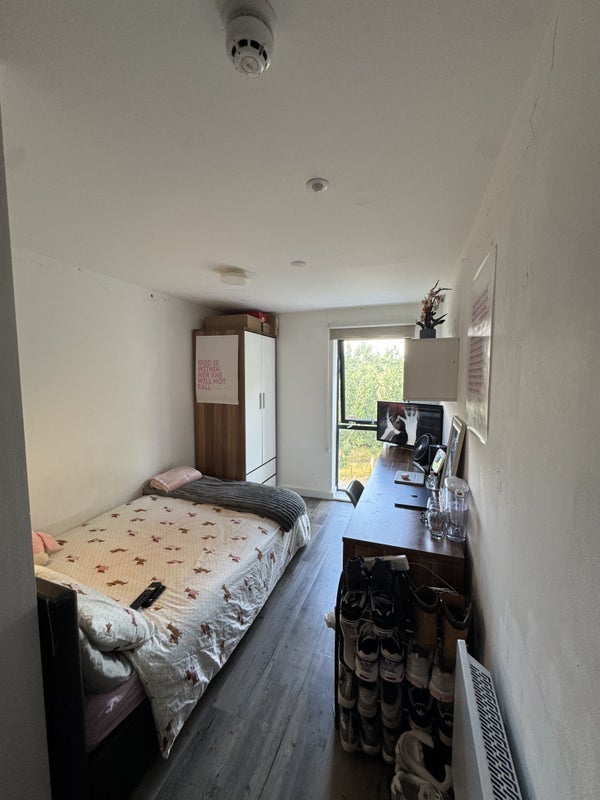 Room Servia Road in Leeds