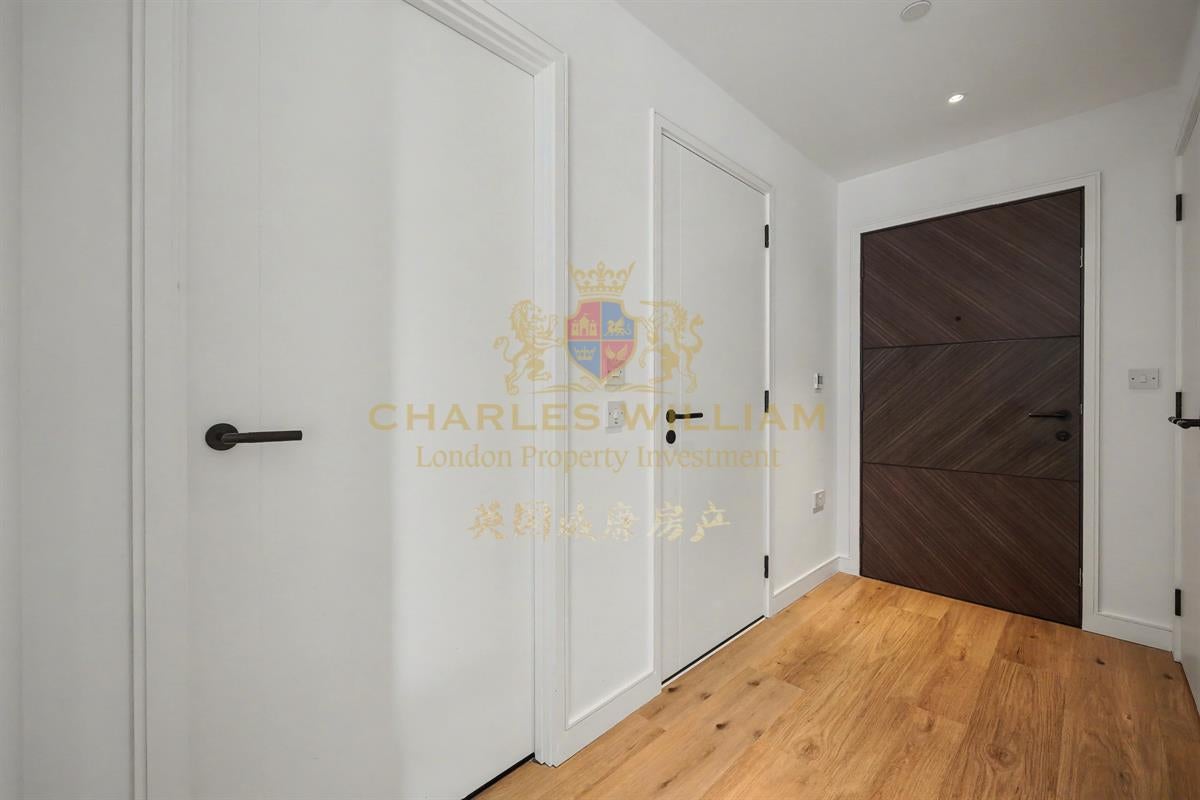 Flat Cedrus Avenue in Greater London