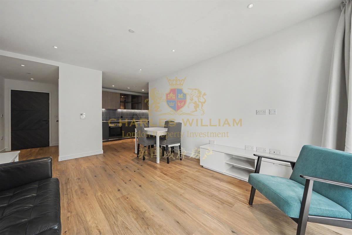 Flat Cedrus Avenue in Greater London