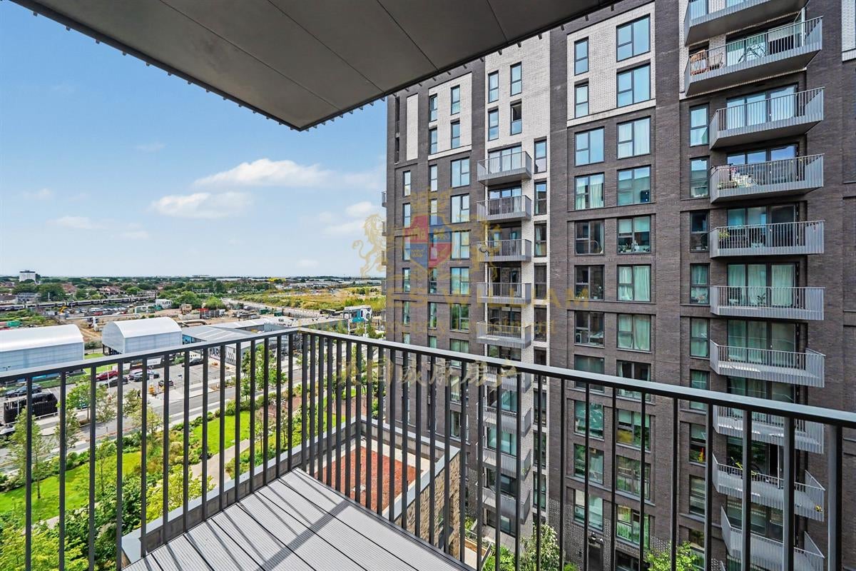 Flat Cedrus Avenue in Greater London
