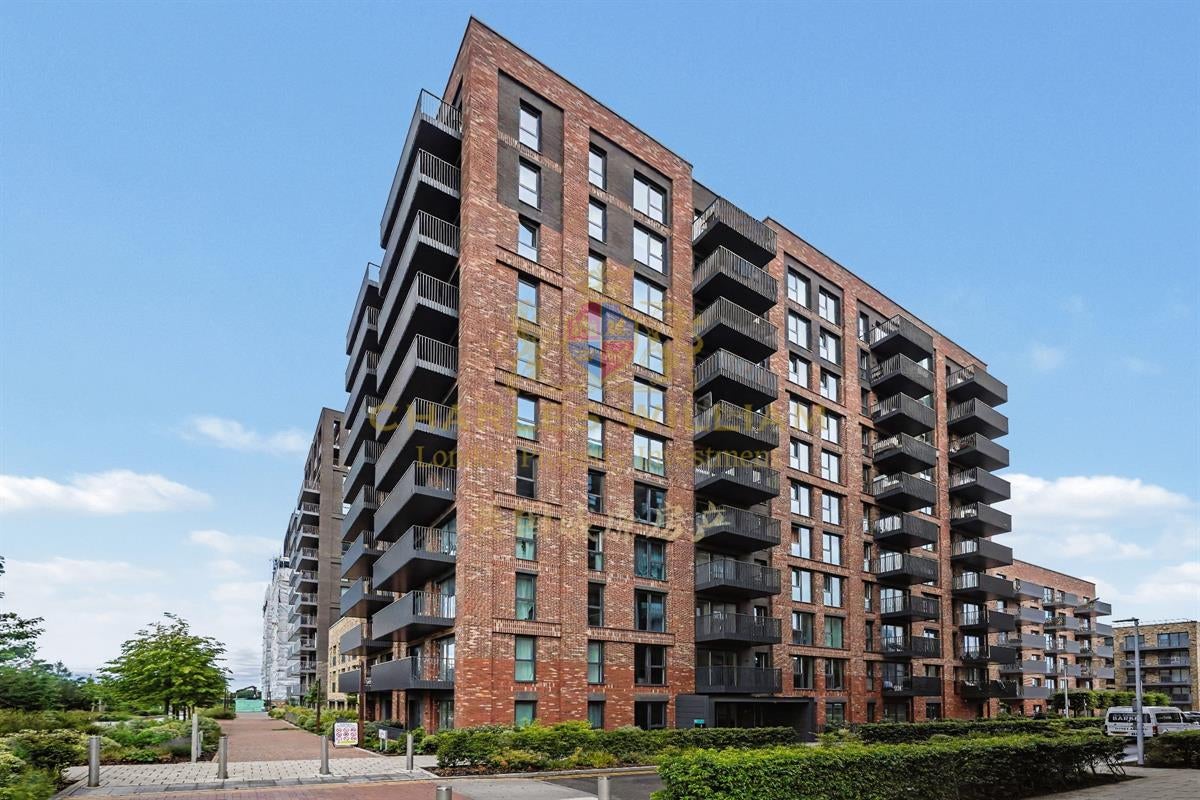 Flat Cedrus Avenue in Greater London