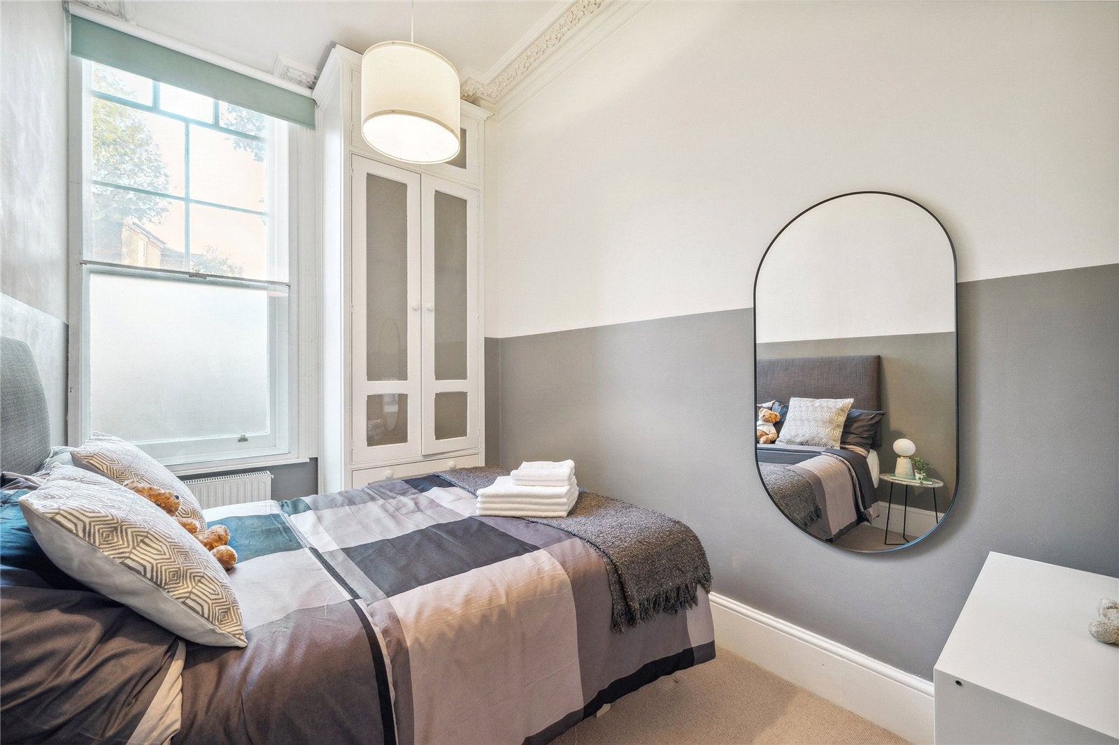 Flat Sandycombe Road in Greater London