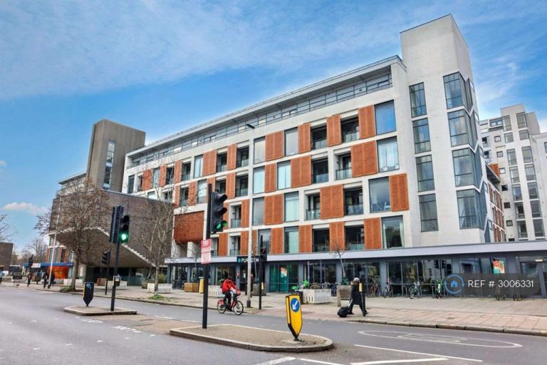Flat Thorparch Road in Greater London